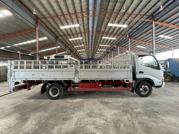 HINO XZU434 CARGO TRUCK - Raya Khas Auto