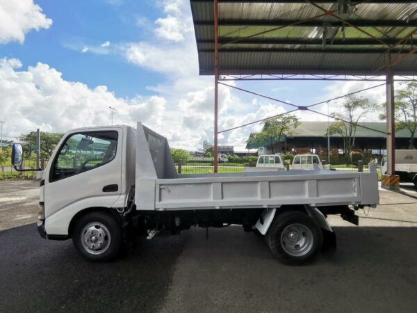 TOYOTA XZU311 TIPPER TRUCK - Raya Khas Auto